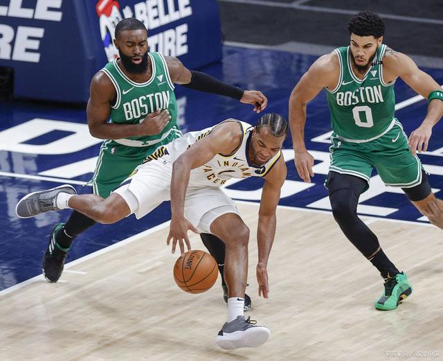 凯尔特人队全队合作无间，迎战强敌