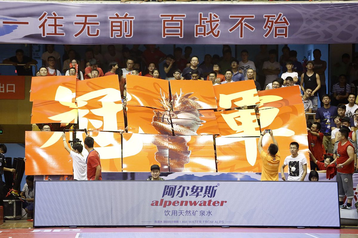 爱游戏亚洲官网-篮球赛场上悬念不断，胜负悬于一线的简单介绍