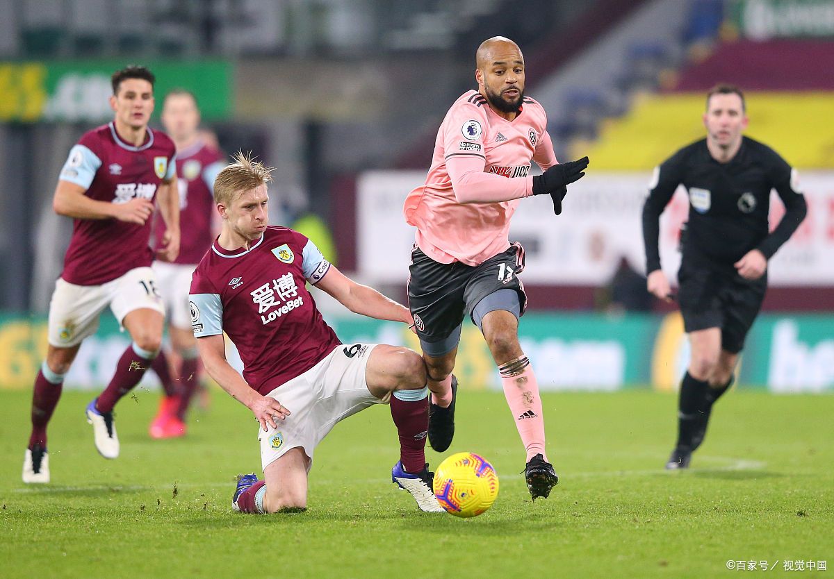 爱游戏体育官网-球队攻防俱佳，一举击败对手赢得比赛