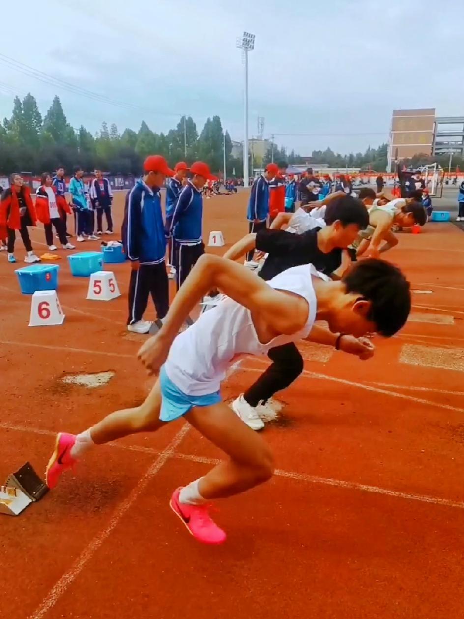 爱游戏登录-运动员们在赛场上争分夺秒，为国争光