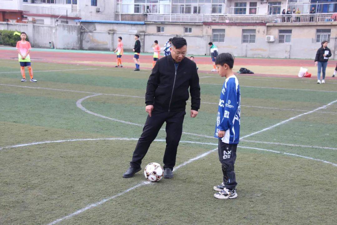 爱游戏app-关于足球场上技艺高超表演，球员拼搏真实展现风采的信息