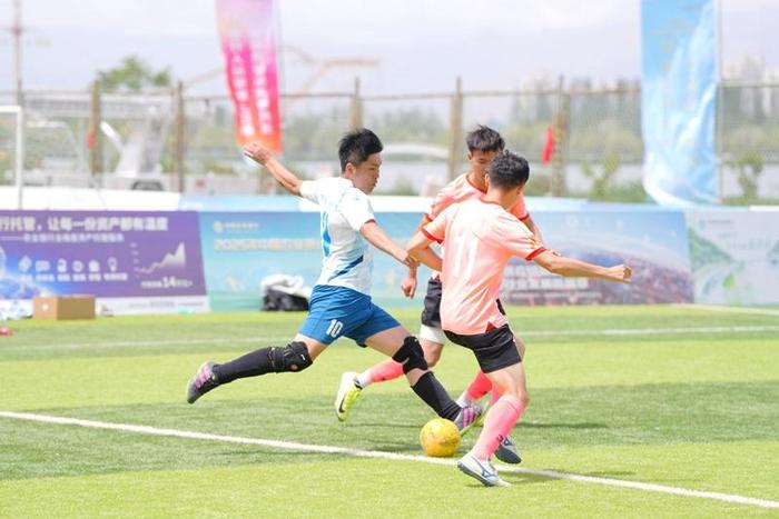 关于足球场上技艺高超表演,球员拼搏真实展现风采的信息 关于足球场上技艺高超表演,球员拼搏真实展现风采的信息