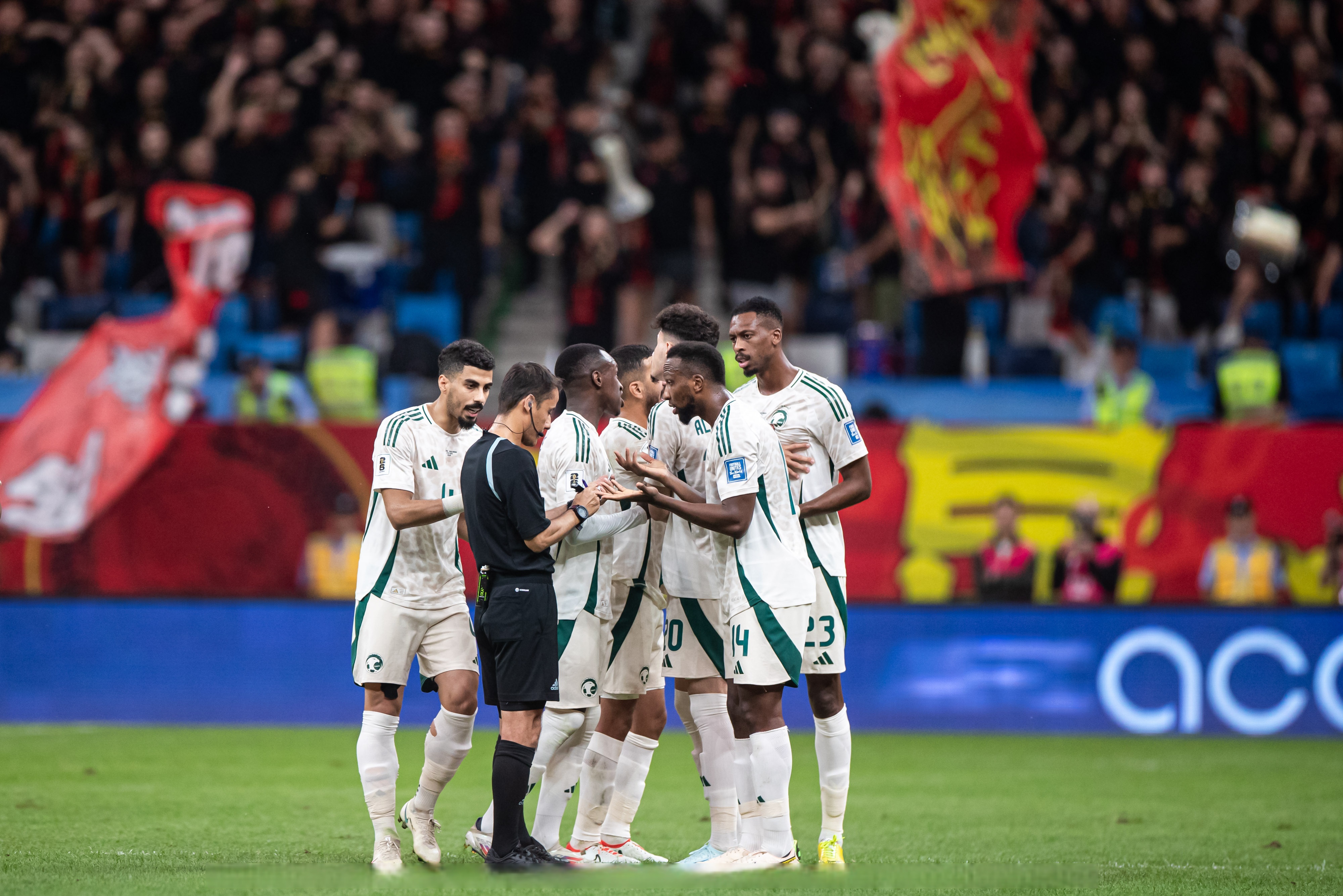 包含足球强队迎战争胜对手，风云对决即将上演的词条