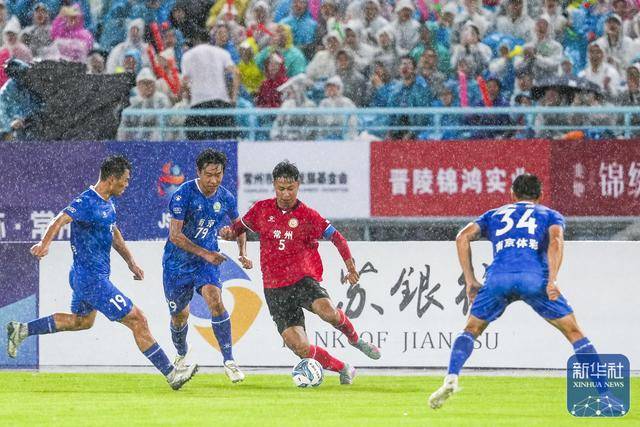 国内足球联赛双方榜首球队尖锐对抗一触即发的简单介绍