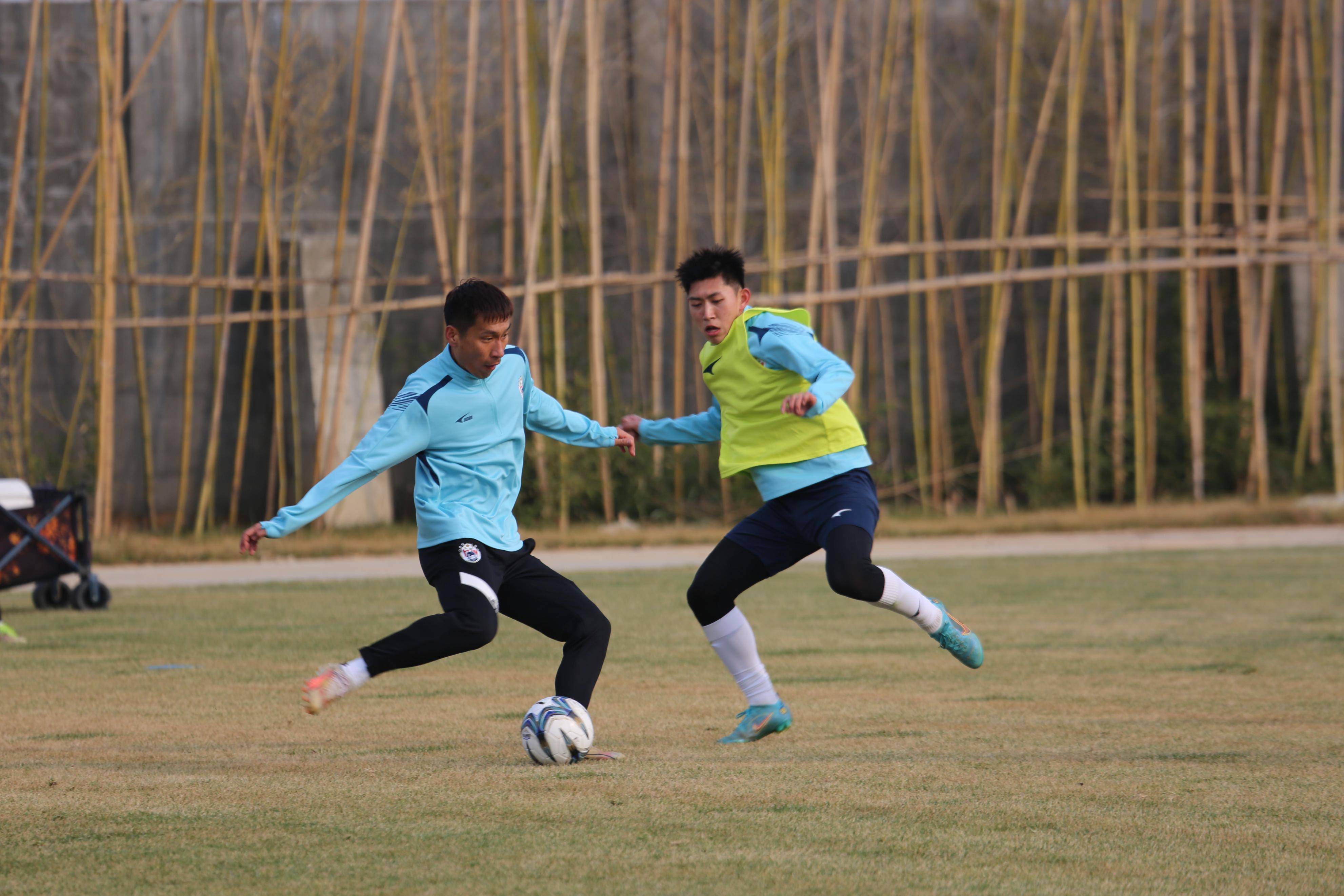 训练日常！球队积极备战，教练力求打造稳健阵容的简单介绍