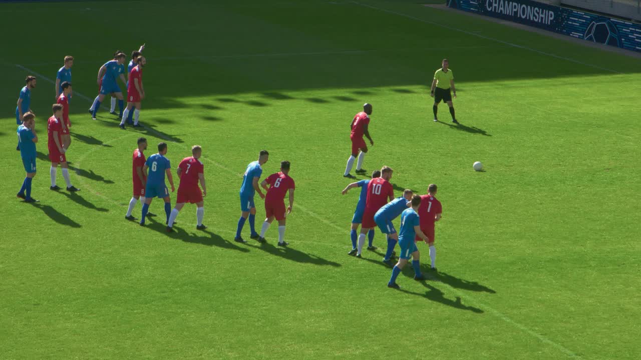 关于足球比赛场面再度激烈，成为热议话题的信息