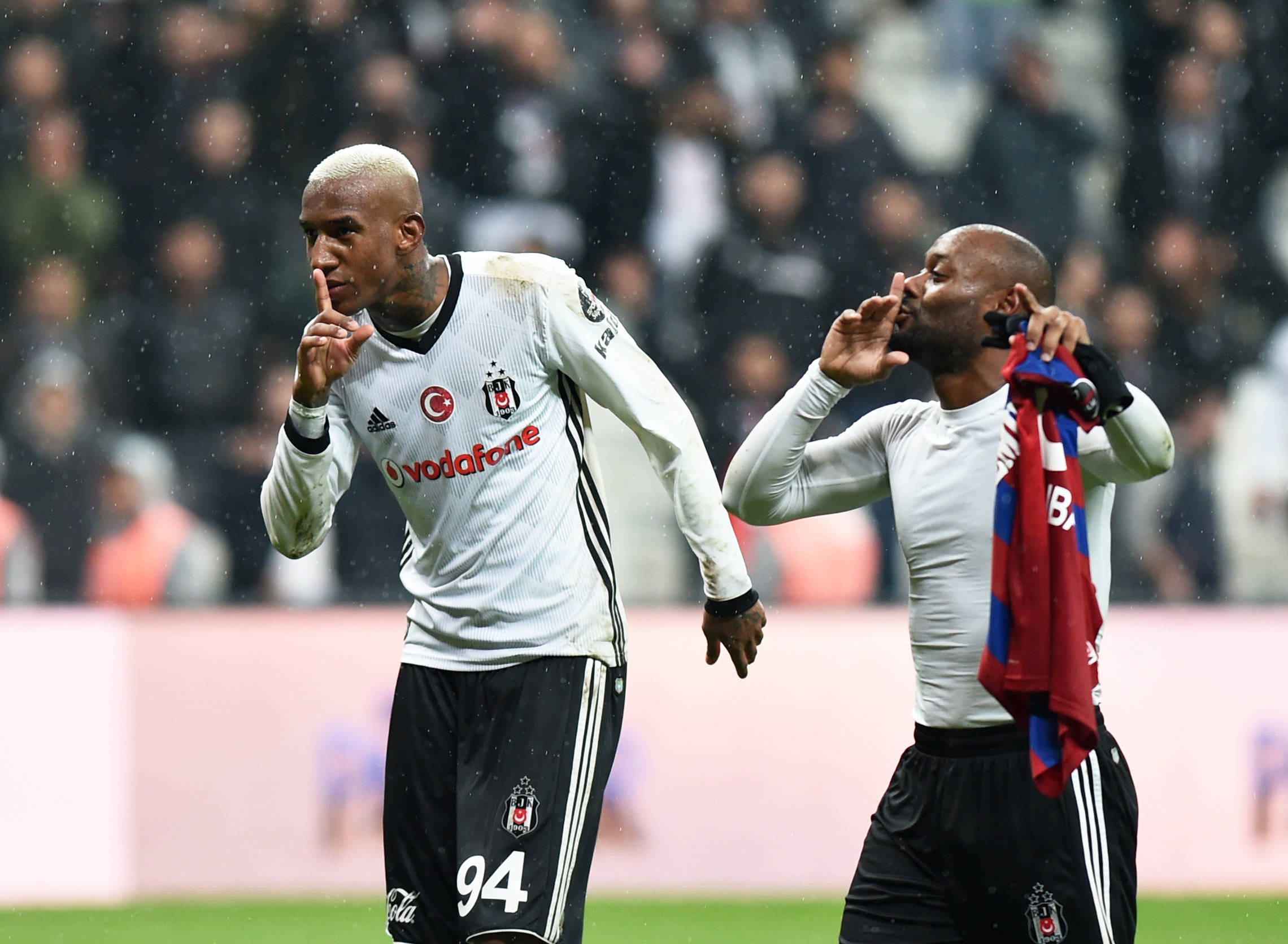 包含阿贾克斯队成功晋级四分之一决赛的词条