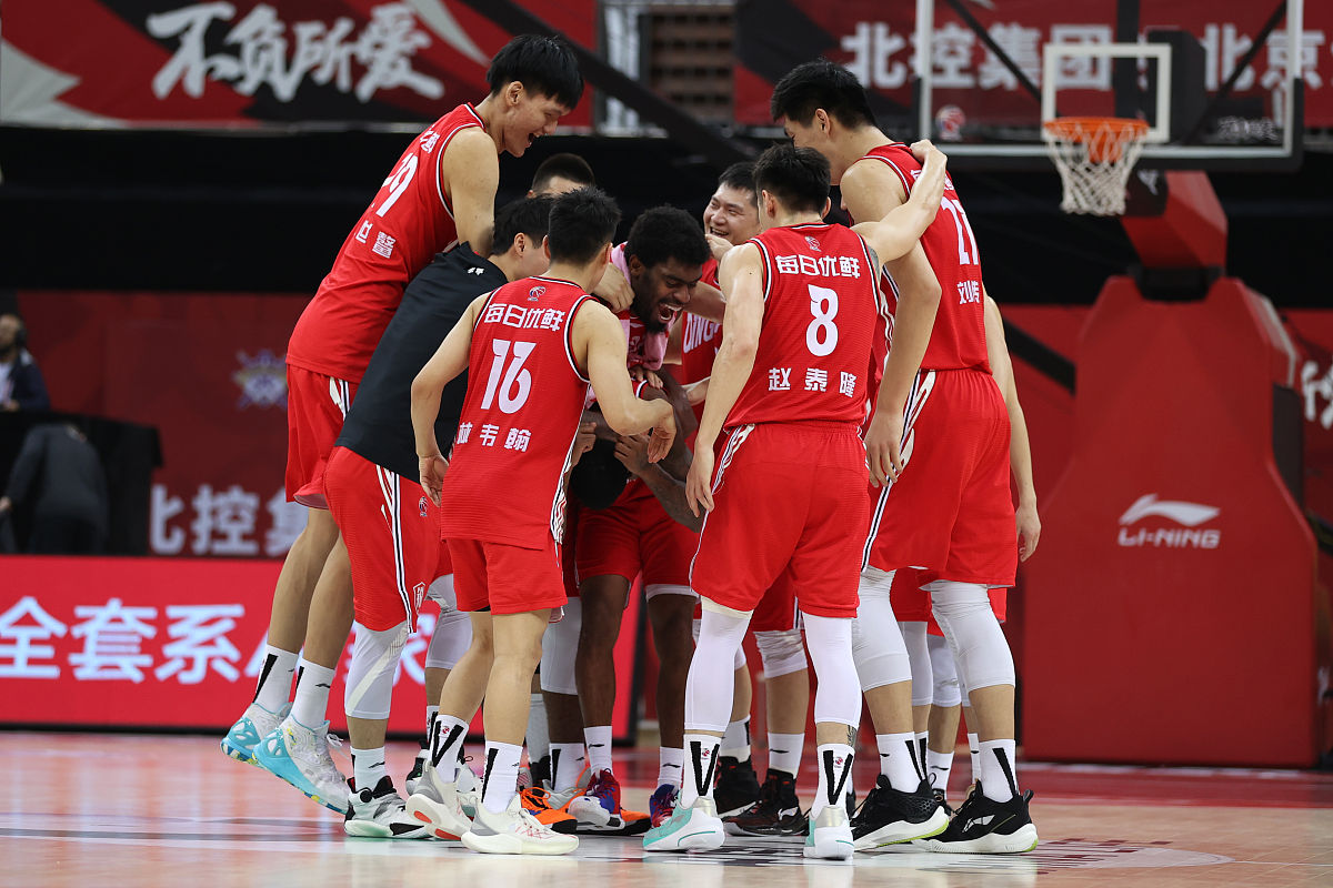 球队精英球员集体爆发，带领球队赢得胜利的简单介绍