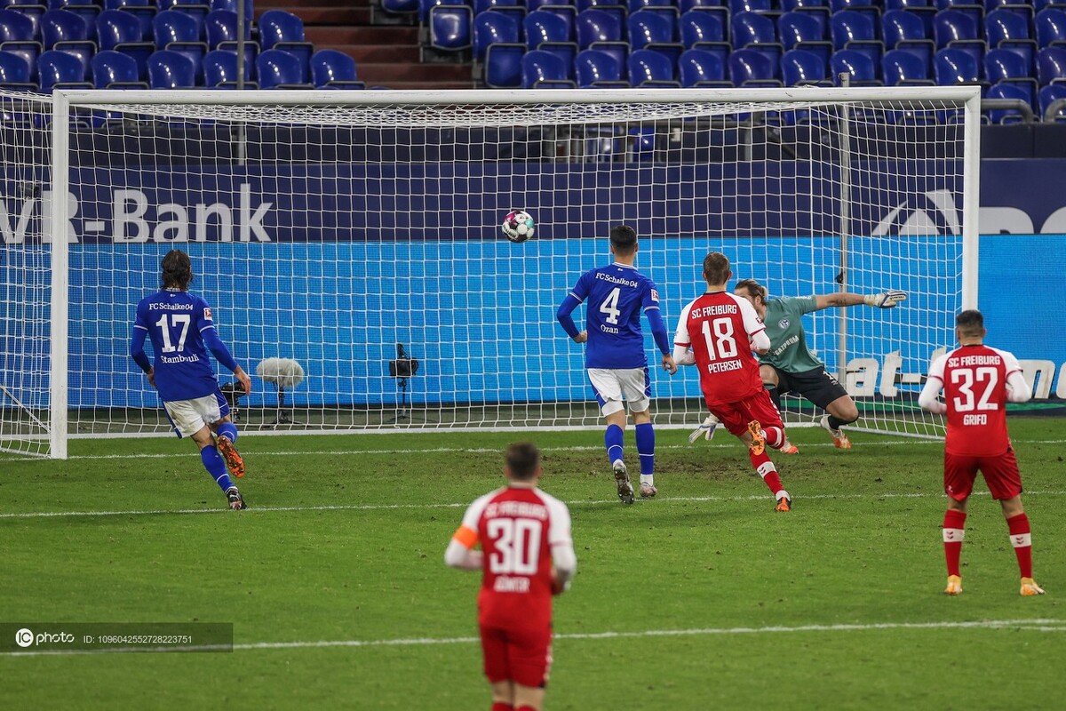 德甲热门一战：沙尔克大胜弗赖堡