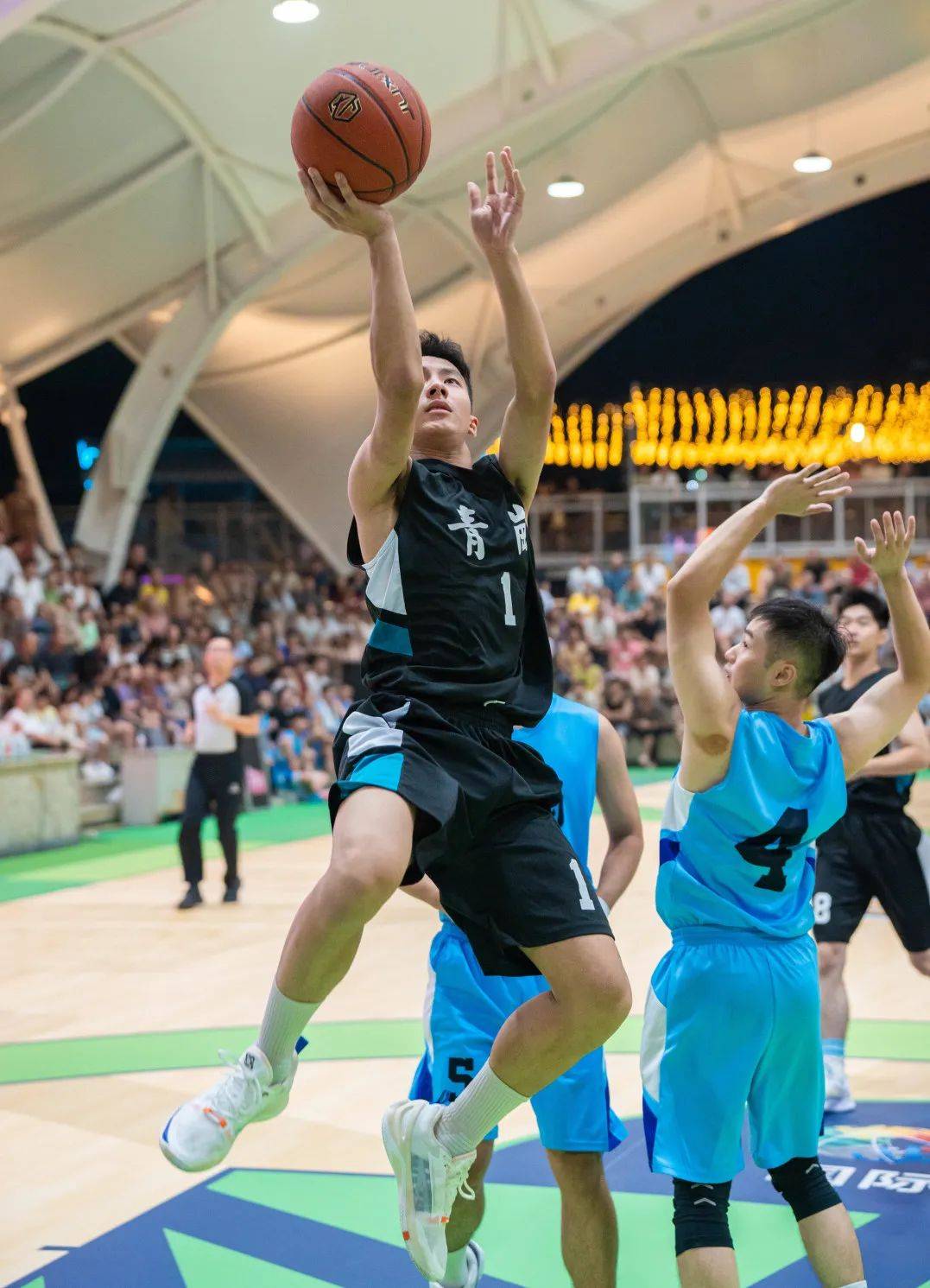 爱游戏官网-关于火爆较量：篮球比赛现场球员犀利表现，场面壮观的信息