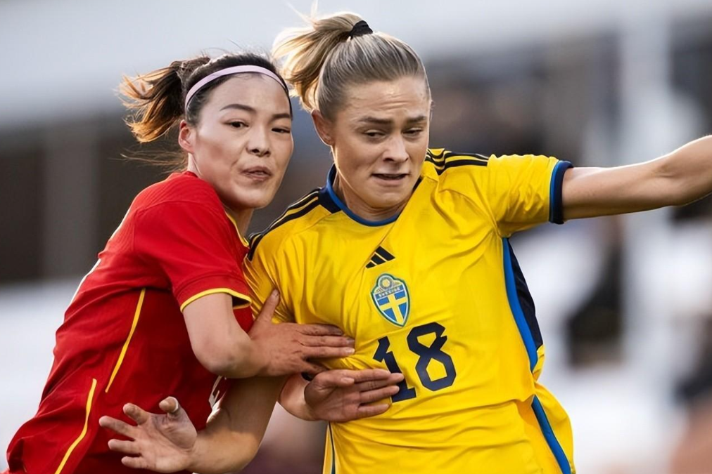 国际足球比赛,女球员奋勇争先 国际足球比赛,女球员奋勇争先