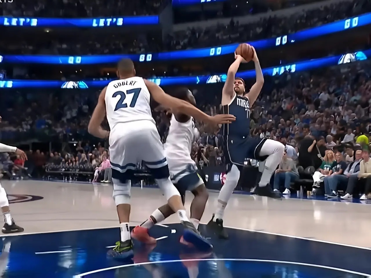 猛龙被热火横扫，东契奇砍下三双的简单介绍